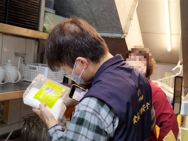 春水堂公益店店員誤用含碳酸氫鈉的保溫瓶，幫客人回沖熱茶，造成食道灼傷，台中市食安處獲報立即到場稽查。（圖／台中市食安處提供）