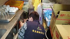 春水堂公益店，保溫瓶含清潔水，碳酸氫鈉，中市食安處開罰（圖／台中市食安處提供）