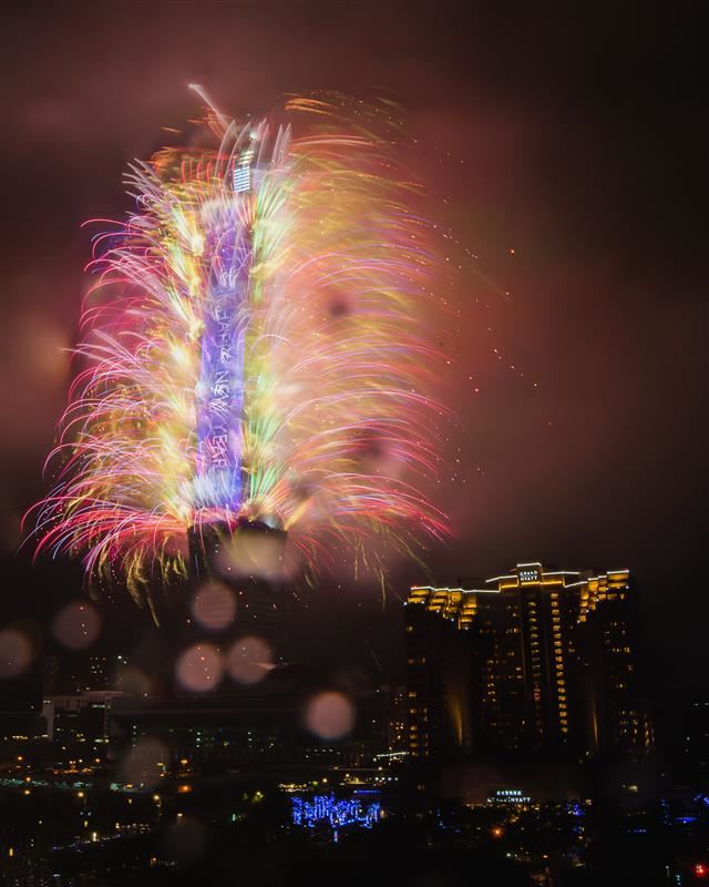 熱賣搶訂101煙火跨年派對！囊括DJ樂音、啦啦隊演出、宵夜輕食及特調暢飲，每位3,280元起。（圖／飯店旅宿業者提供）