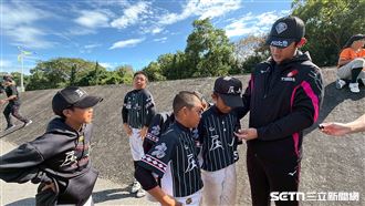 拿莫．伊漾想扭轉搞笑　小球員超嗨互動