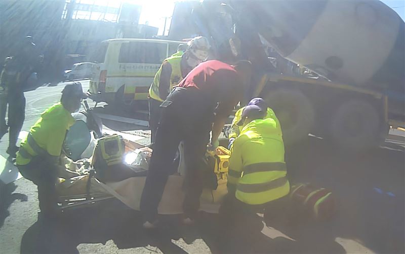 林崇安恰巧路過準備上班，他立即停車上前協助。（圖／桃園電子報提供）