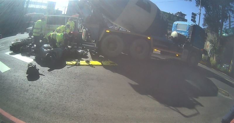 林崇安也在現場負責指揮後續到達的救護人員。（圖／桃園電子報提供）