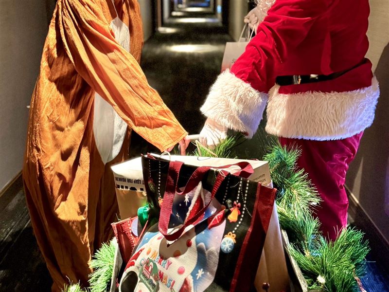 平安夜與聖誕夜，聖誕老人將驚喜現身雲品溫泉酒店，將家長準備的禮物送到孩子手中，為今年的聖誕節增添溫馨幸福時刻。（圖／飯店旅宿業者提供）