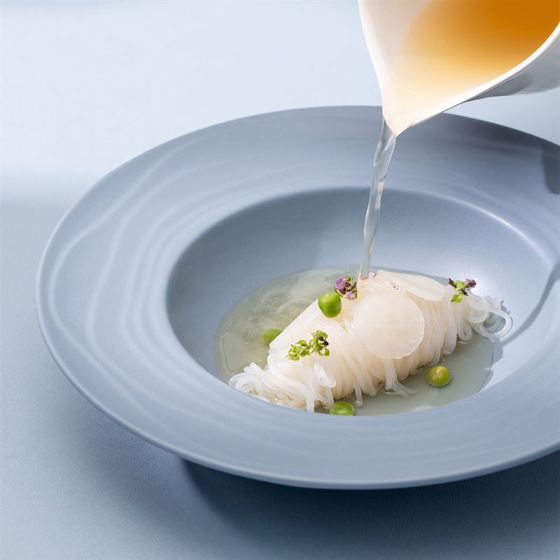 馬來西亞名廚史金福為煙波集團獻上限定創作「野薑澄雞湯佐春雨蒟蒻」。（圖／飯店旅宿業者提供）