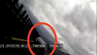 來不及放警示牌　貨車猛撞警車畫面曝