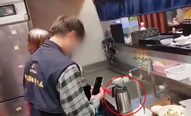 新進員工因不熟悉作業，將浸泡碳酸氫鈉的保溫壺，拿給顧客回沖熱茶。（圖／台中市食安處提供）
