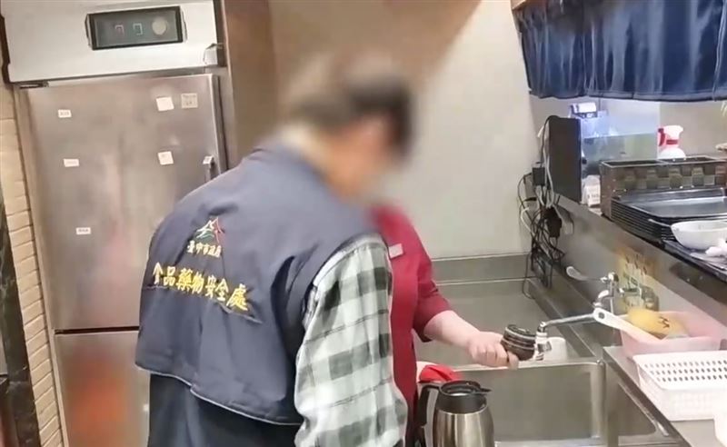 春水堂公益店員工因不熟悉流程，把貼有清潔中、浸泡碳酸氫鈉去漬粉的保溫壺，拿給顧客回沖熱茶。（圖／台中市食安處提供）