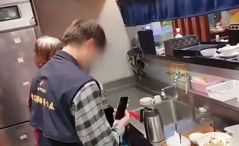 胸腔暨重症專科醫師黃軒分享喝飲料2大風險，誤飲清潔劑與細菌汙染，他提醒選擇衛生環境佳的店家、飲料勿久放，才能喝得更安心。（圖／台中市食安處提供）