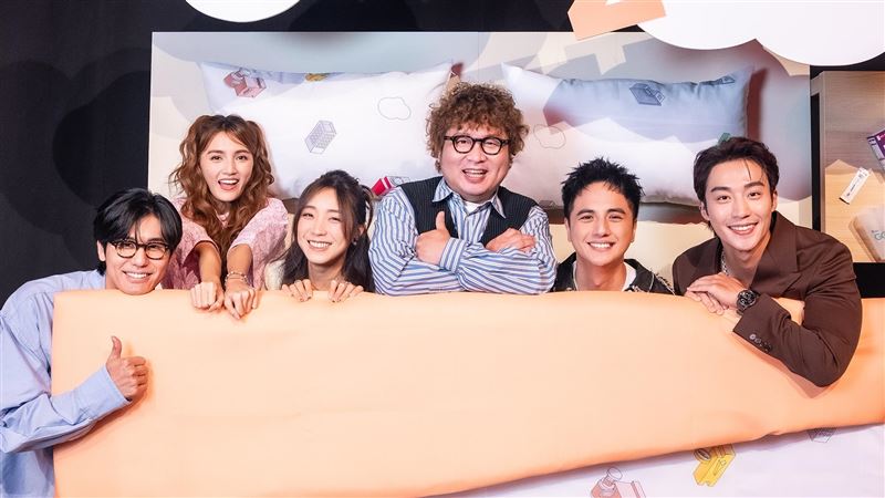 風田（左起）、朵拉、梁舒涵、納豆、曾子余、卞慶華同框。(圖／TVBS提供)