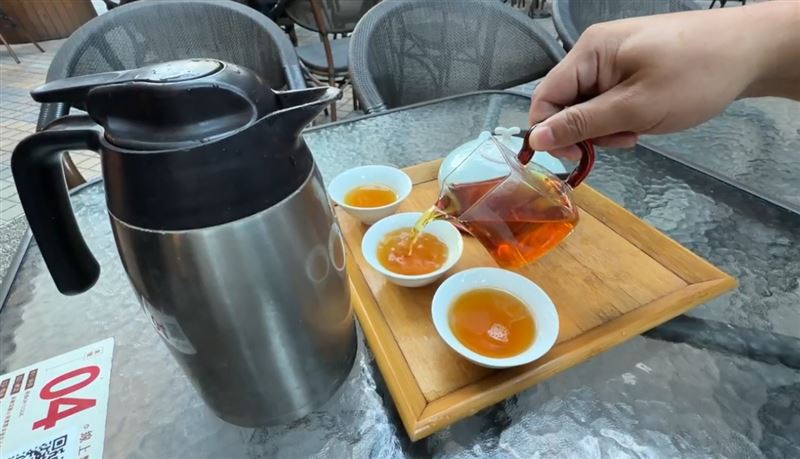 顧客到春水堂公益店點可回沖的文人茶，卻因新進店員誤拿浸泡碳酸氫鈉去漬粉的保溫壺，誤喝清潔水。（圖／翻攝畫面）
