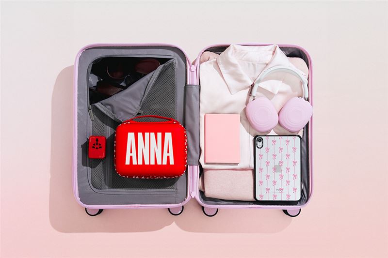 全新「隨行收納包」亦提供專屬字體、鮮明色彩與客製化吊飾，讓行李箱不只外表吸睛，打開來也井然有序、時尚滿分。（圖／品牌業者提供）