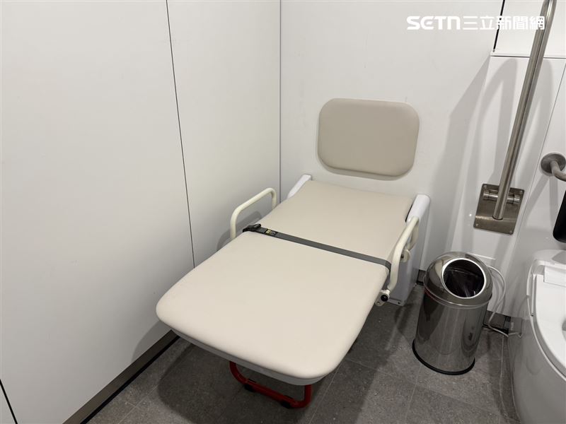 無障礙便床平放後模樣，可載重一般成人重量。（圖／記者李育道攝影）