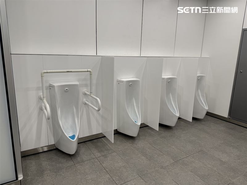 北登機廊廳男廁。（圖／記者李育道攝影）