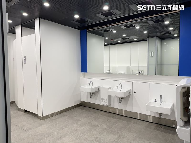 男廁也設有尿布台與小朋友用洗手台。（圖／記者李育道攝影）