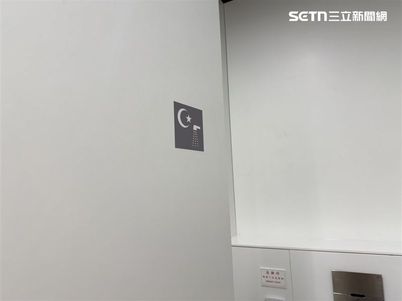 由於穆斯林無法使用衛生紙上廁所，北登廊廳新增穆斯林友善廁所，有沖洗設備。（圖／記者李育道攝影）