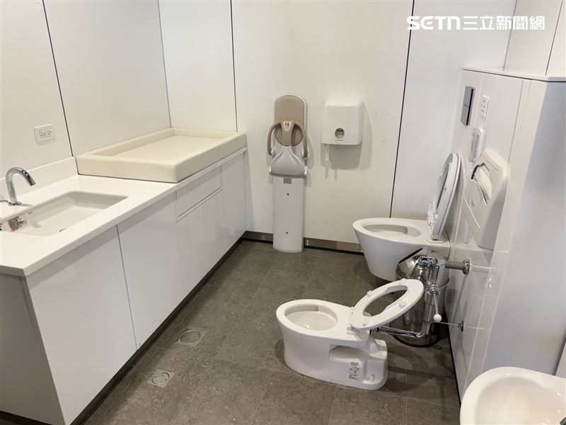 親子友善廁所相當寬敞，還有尿布台。（圖／記者李育道攝影）