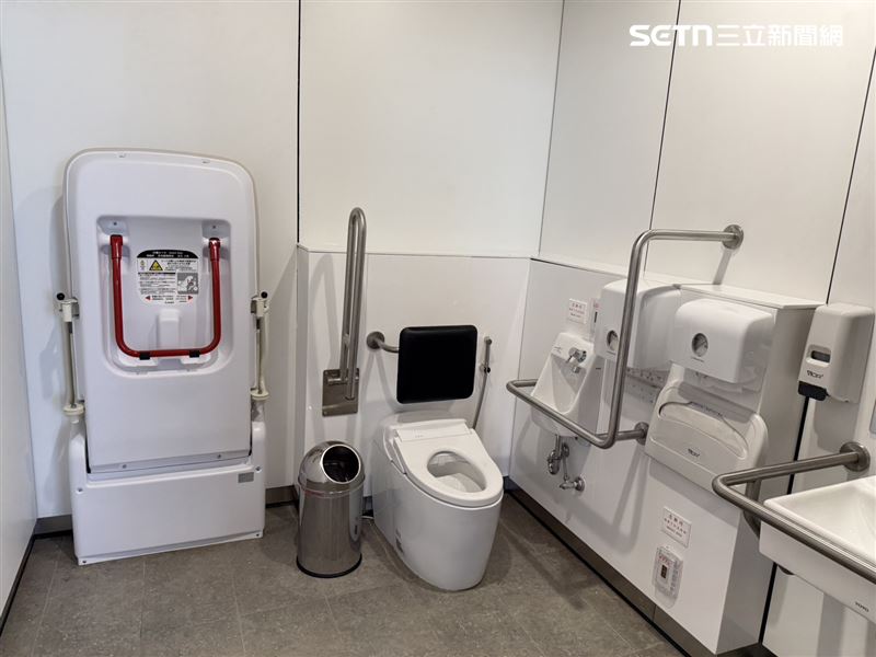 北登廊廳無障礙廁所新增無障礙便床，供有需要的身障旅客使用。（圖／記者禮遇道攝影）