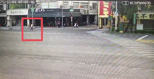 監視器拍下周女逃逸過程。（圖／翻攝畫面）