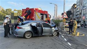 自撞,酒駕,女駕駛,肇逃