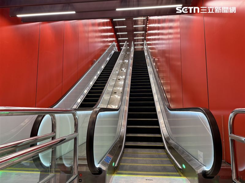 旅客下飛機後可搭乘手扶梯至樓上出境。（圖／記者李育道攝影）