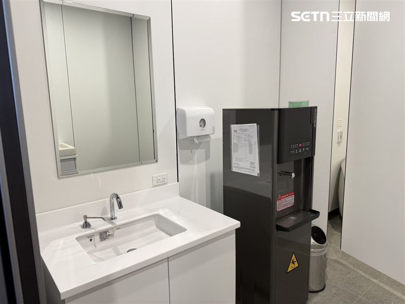 北登廊廳哺乳室設有飲水機與兩間室內哺乳室。（圖／記者李育道攝影）