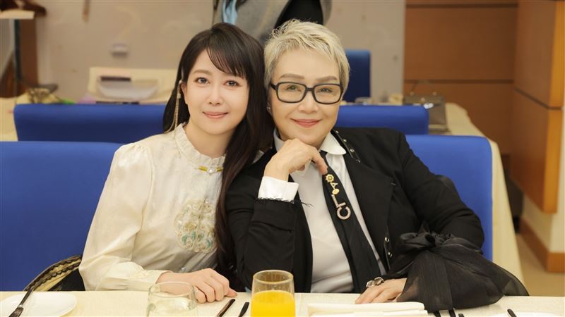 孟庭葦（左）得獎致詞時，特別提及楊惠姗（右）。（圖／麥帕思文化傳媒提供）