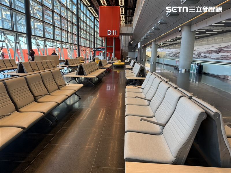 北旅客普遍回饋候機空間寬敞明亮、設計現代化、椅子舒適且充電插頭充足,整體滿意度超過4.5顆星。(圖/記者李育道攝影)