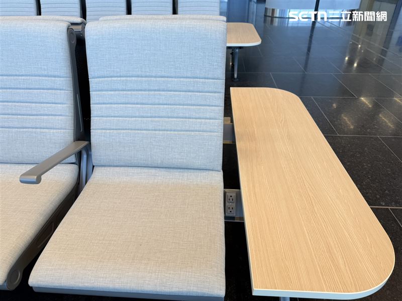 後機座椅設有插座可供旅客充電。（圖／記者李育道攝影）