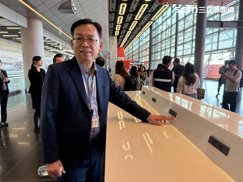 交通部常務次長林國顯分享，原本充電區僅設插座，直到交通部長陳世凱認為年輕人大多用USB進行充電，才進行更換。（圖／記者李育道攝影）