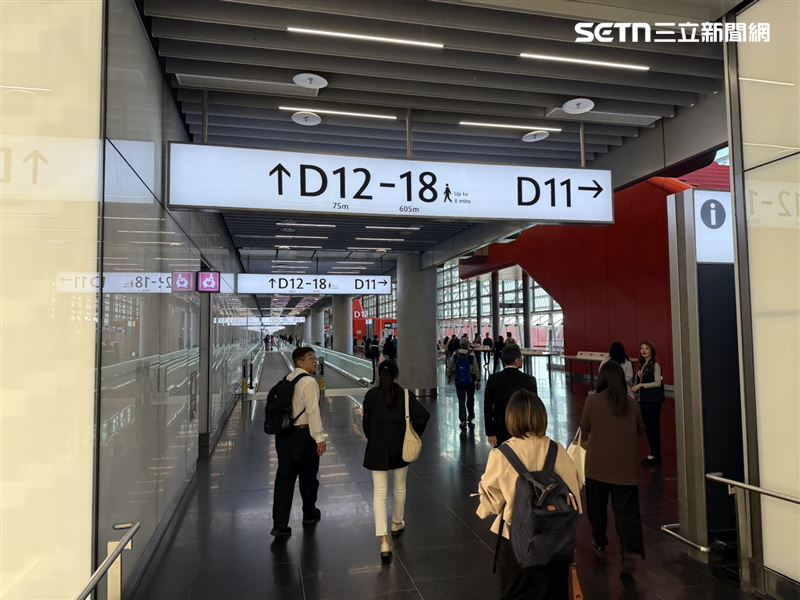 從第二航移民關到北登廊廳D11約20分鐘的路程。（圖／記者李育道攝影）