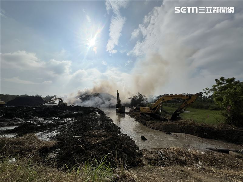 台南市後壁烏樹林暫置場大火燃燒進入第11天，跨局處協力支援滅火。（圖／台南市環保局提供）