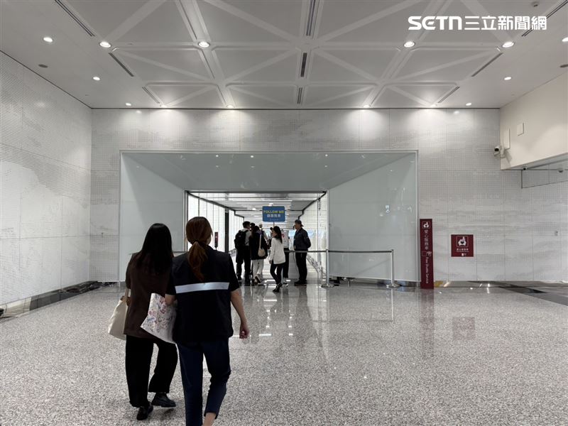 第二航廈進去北登廊廳需先走廊道。（圖／記者李育道攝影）