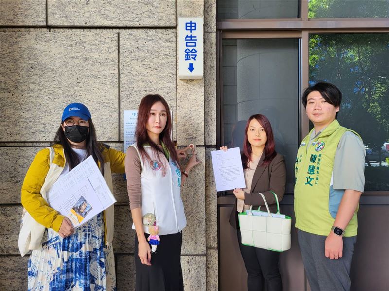 桃園市議員黃瓊慧（左2），陪同消費者遞狀申告並提告詐欺。（圖／桃園市議員黃瓊慧提供）