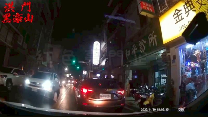 駕駛行經竹東長春路被違停車擋路。（圖／翻攝自《洪門黑豪山》）