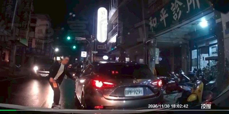 車主不滿被叭，開車門持槍恐嚇。（圖／翻攝自《洪門黑豪山》）