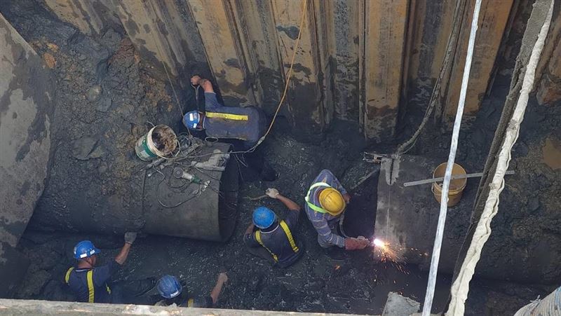 淡水工程誤挖地下自來水管線，導致逾6.2萬戶無預警停水。（圖／工務局提供）