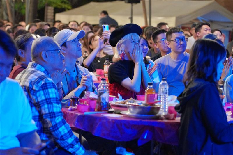 台上台下一團喜氣，全場賓客送上祝福給新婚的陳漢典與LuLu。（圖／金星文創提供）