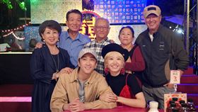 台上台下一團喜氣，全場賓客送上祝福給新婚的陳漢典與LuLu。（圖／金星文創提供）