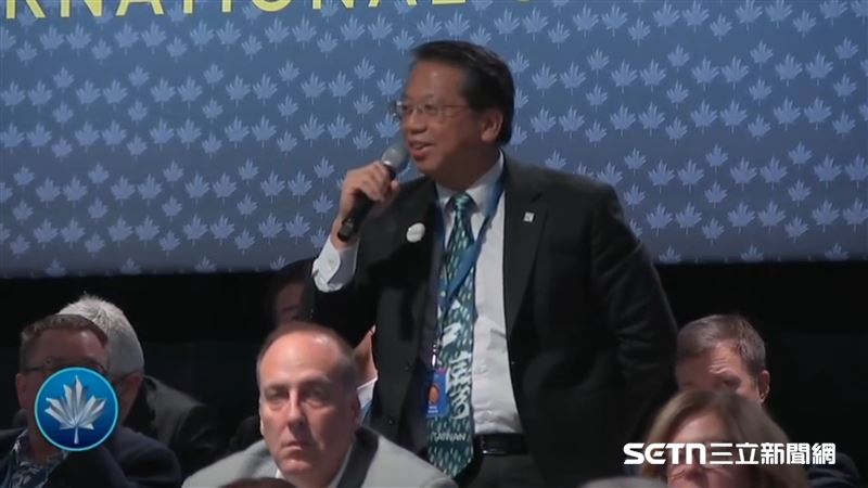 江明信特別繫上印有「台灣」字樣的領帶出席「哈利法克斯國際安全論壇」，藉此彰顯對台灣的支持與承諾。在論壇中，他積極發言並提出關鍵問題，不僅激發了與會者的深入討論，也引發了對台灣在維護區域穩定與促進全球民主價值方面的重要性的新認識。（圖／受訪者提供／翻攝自 Halifax International Security Forum YouTube）