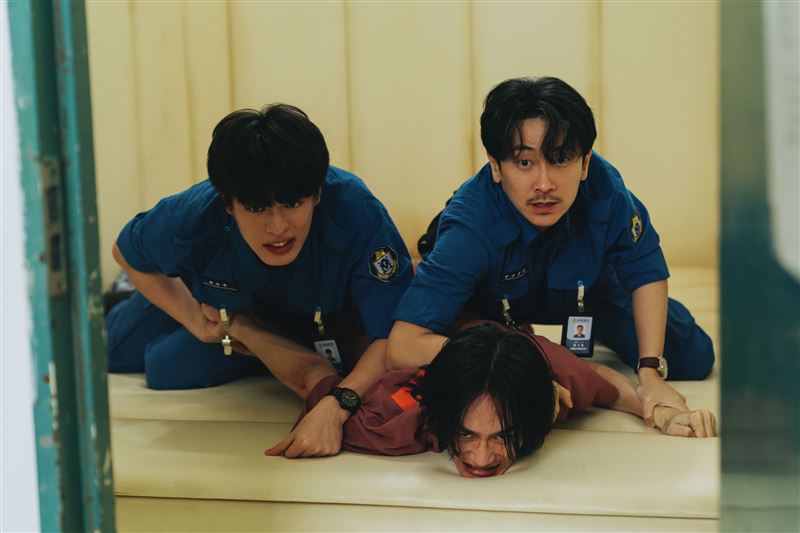 施名帥(右)與邱以太壓制情緒不穩定的受刑人李英宏(下)。（圖／愛奇藝國際版、壹壹影業提供）