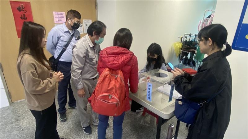 針對淡水大停水，市府啟動兩大補償機制，一、自來水公司將按照實際停水日數比例折減水費，二、新工處已協調包商啟動保險機制，並於今（1）日下午1時起連續3天，在淡水區公所設立統一窗口受理陳情。（圖／工務局提供）