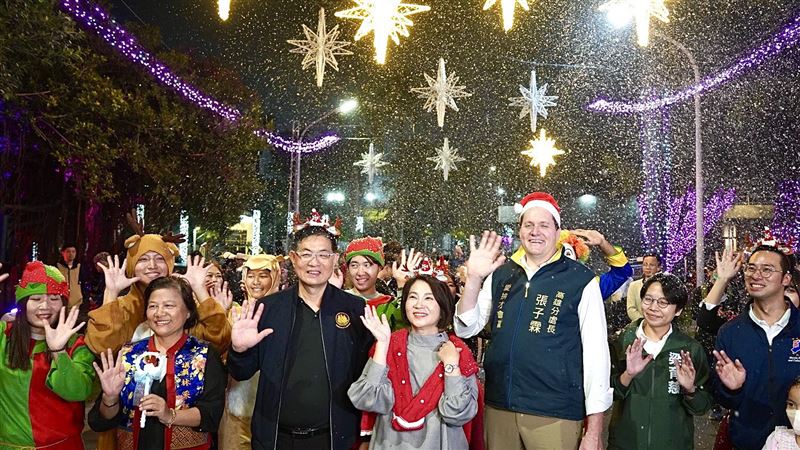 2025屏東聖誕節打造南台灣最大聖誕村，百年屏東公園一秒走進北國童話。（圖／屏東縣政府提供）