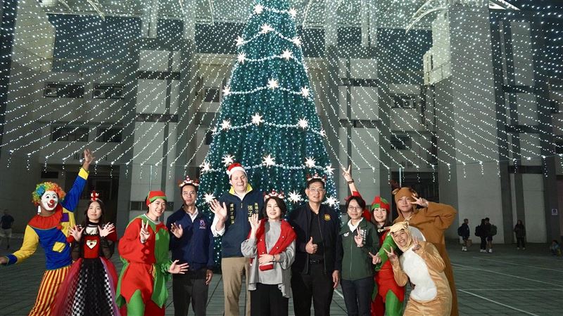 2025屏東聖誕節打造南台灣最大聖誕村，百年屏東公園一秒走進北國童話。（圖／屏東縣政府提供）