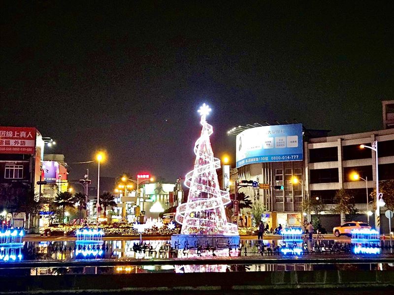 2025屏東聖誕節打造南台灣最大聖誕村，百年屏東公園一秒走進北國童話。（圖／屏東縣政府提供）