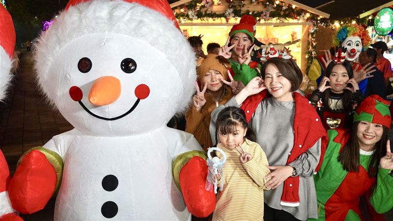 2025屏東聖誕節打造南台灣最大聖誕村，百年屏東公園一秒走進北國童話。（圖／屏東縣政府提供）