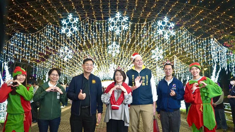 2025屏東聖誕節打造南台灣最大聖誕村，百年屏東公園一秒走進北國童話。（圖／屏東縣政府提供）