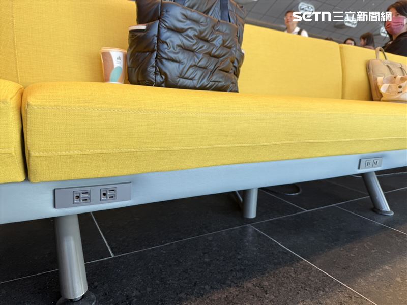 座椅皆設有充電。（圖／記者李育道攝影）