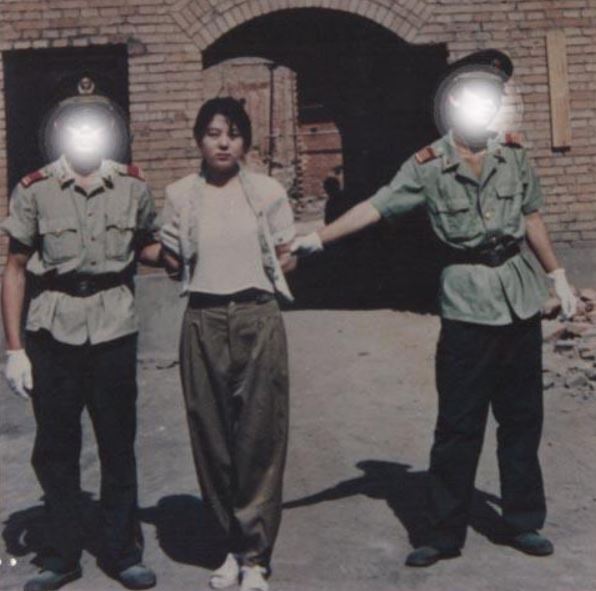 1993 年的清晨，任雪被押往刑場。她穿著簡單的露臍裝，相貌清秀美麗。（圖／翻攝自百度百科）