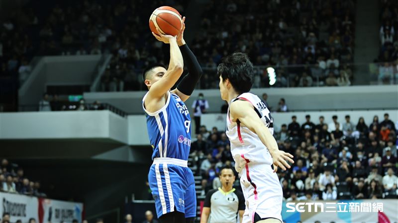 男籃世界盃亞洲區資格賽，台灣隊後衛陳盈駿三分線外出手。（圖／記者劉彥池攝影）