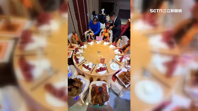 「神仙級」賓客吃喜宴，服務生上菜先「雙手合十」